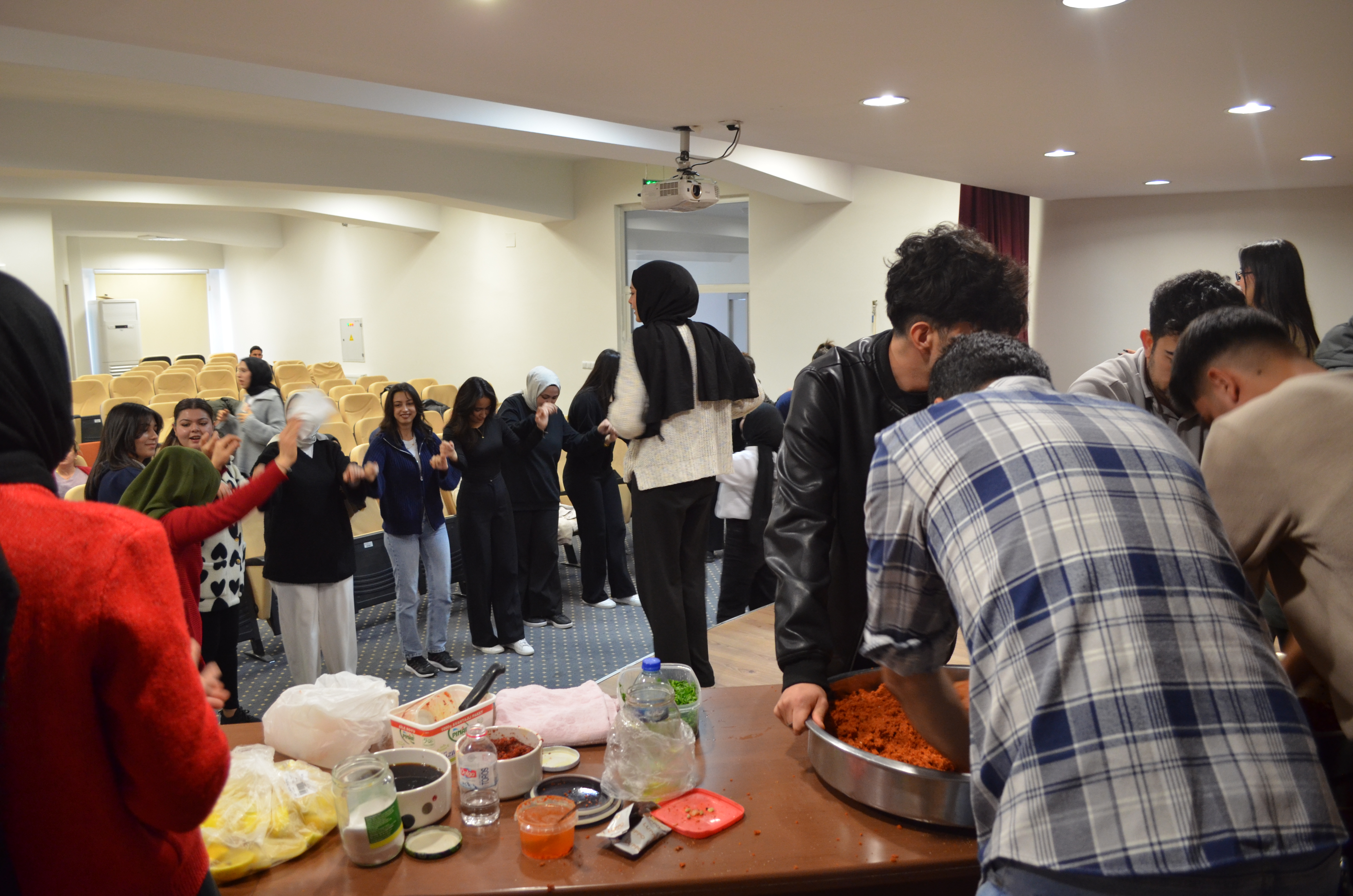 Çağrı Merkezi Hizmetleri 2. Sınıf Öğrencilerinden Çiğ Köfte Etkinliği