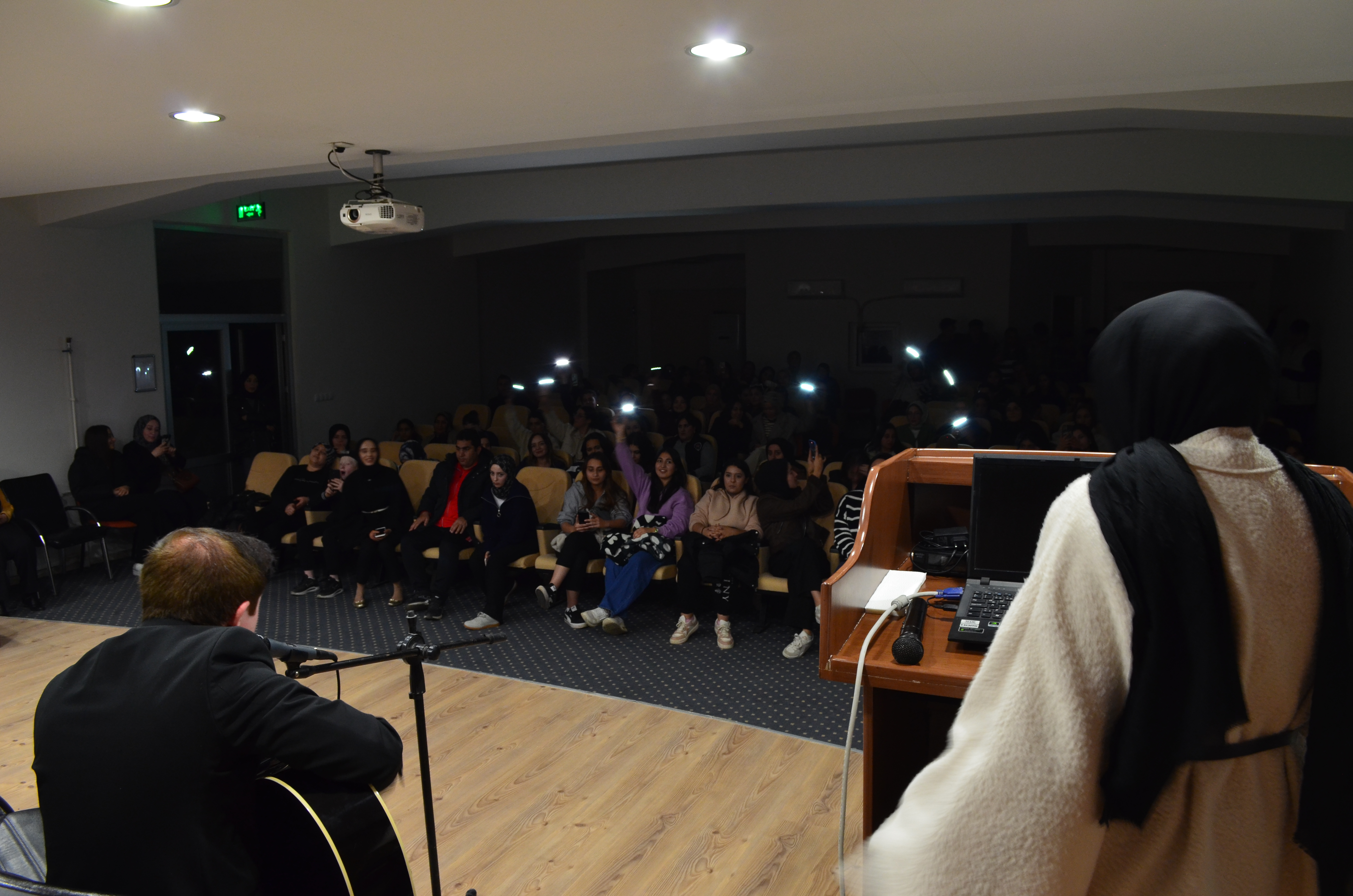 Öğrencilerden Gitar Eşliğinde Müzik Şenliği