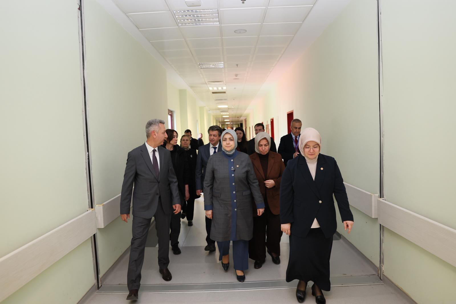 AK Parti Kadın Kolları Heyetinden Yaralı Öğrencilere Ziyaret