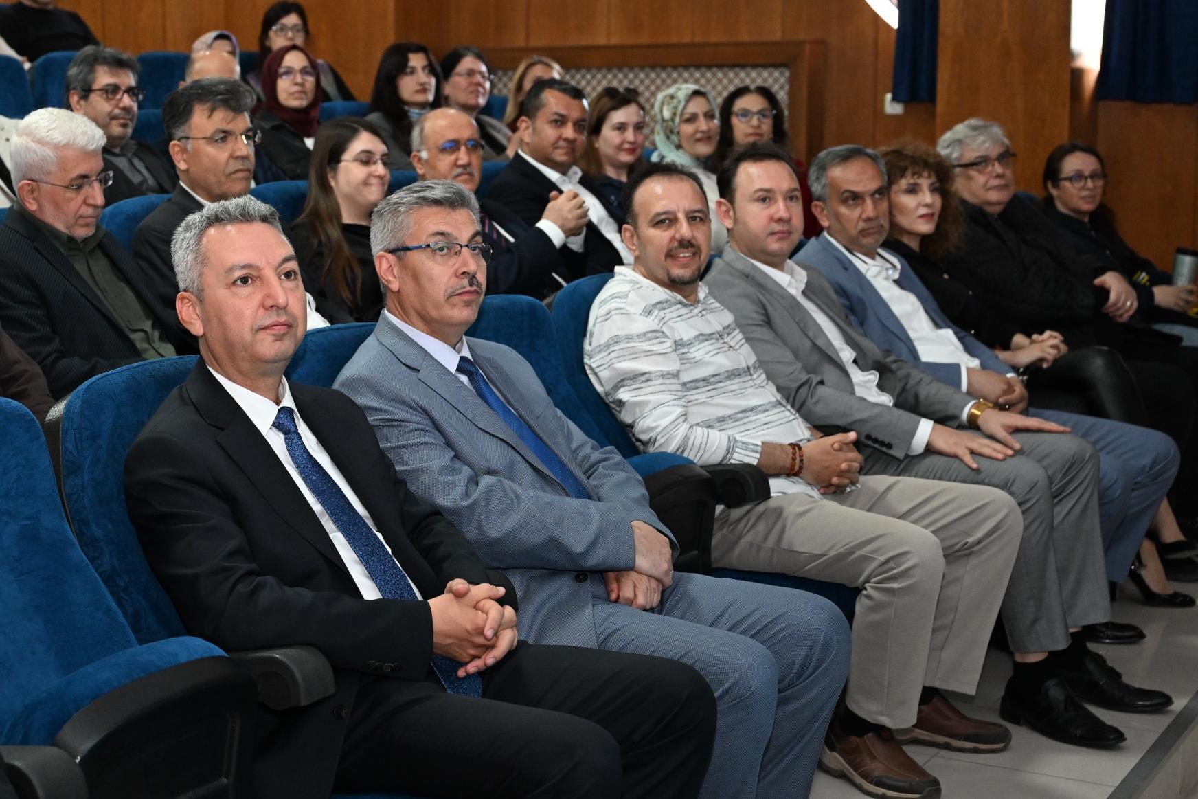 İnsan ve Toplum Bilimleri Fakültesi Akademik Kurul Toplantısı Gerçekleştirildi