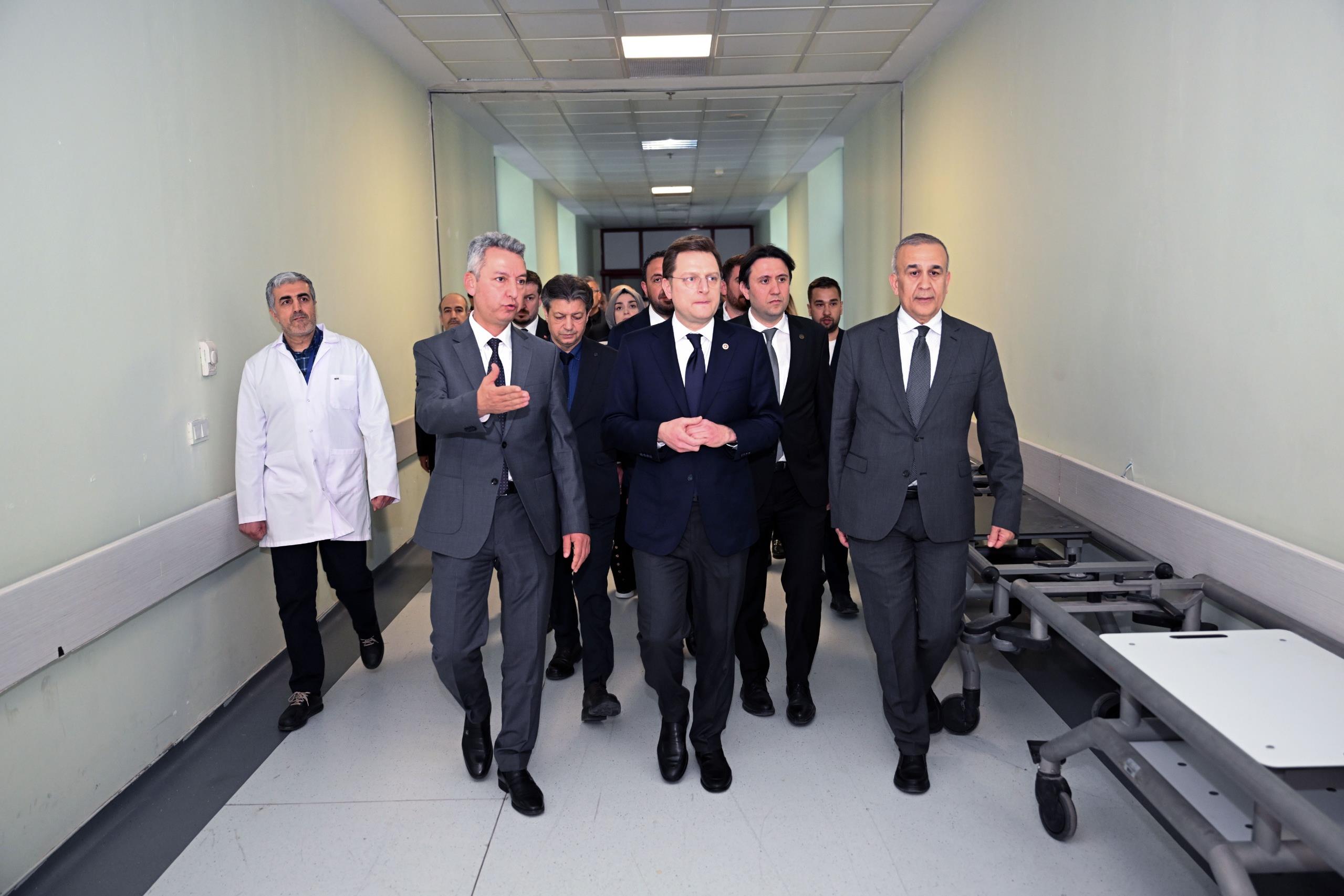 AK Parti Sağlık Politikalarından Sorumlu Genel Başkan Yardımcısı Halit Yerebakan, KSÜ Tıp Fakültesi Hastanesi’nde Yaralıları Ziyaret Etti