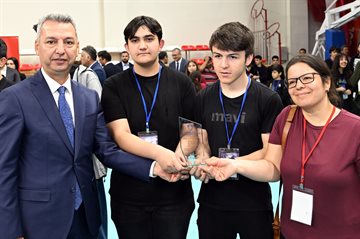 KSÜ Rektörü Okumuş, Robotik Festivalinde Dereceye Giren Öğrencilere Plaket Takdim Etti