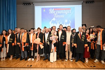 İnsan ve Toplum Bilimleri Fakültesi’nde Mezuniyet Coşkusu