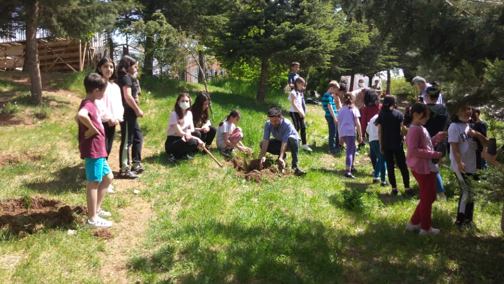 TIBBİ DOKÜMANTASYON VE SEKRETERLİK ÖĞRENCİLERİ İLKOKULLARA FİDAN DİKME ETKİNLİĞİ