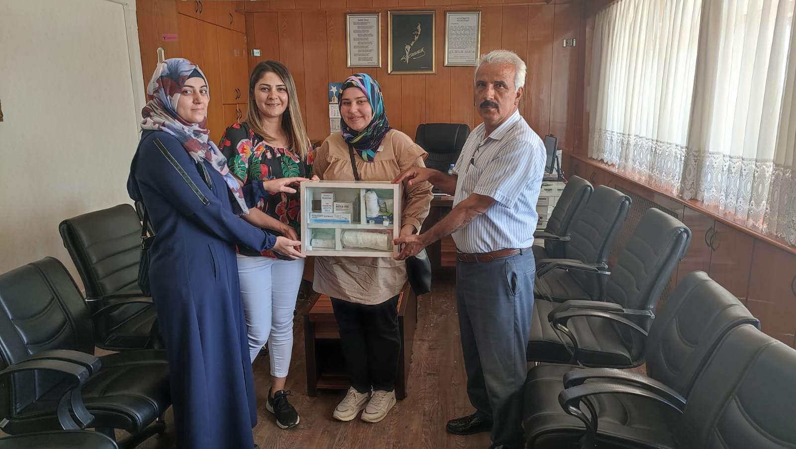 TDS Öğrencileri Kahramanmaraş Ortaokulu ve Genç Osman İlkokuluna Ecza Dolabı Temin Etti