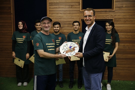 Okçular Vakfı Yönetim Kurulu Üyesi Cengiz TOKSÖZ Bey'e hediyemizi takdim ediyoruz.