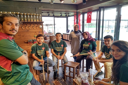 Öğrencilerimiz Okçular Vakfında Yakup ve Fatma hocadan ok yapmanın sırlarını öğreniyor.